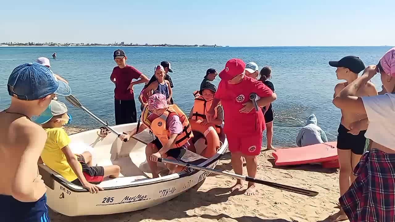Евпатория: В ДОЛ "Лучистый" прошел увлекательный мастер-класс по спасению утопающего, который…