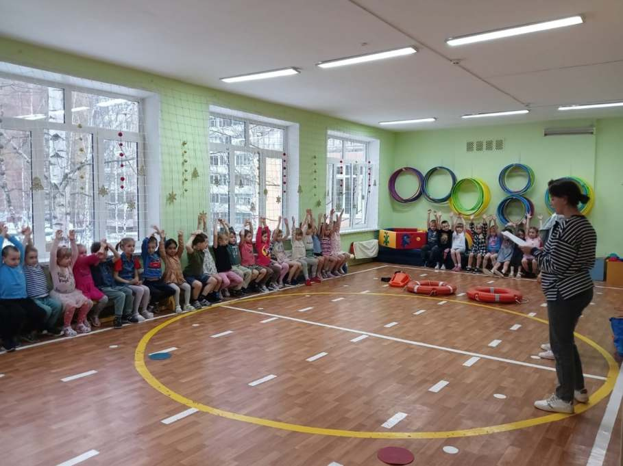 Спасатели Московского областного ВОСВОД обеспечили безопасность на воде спортсменов на соревнованиях по зимнему плаванию